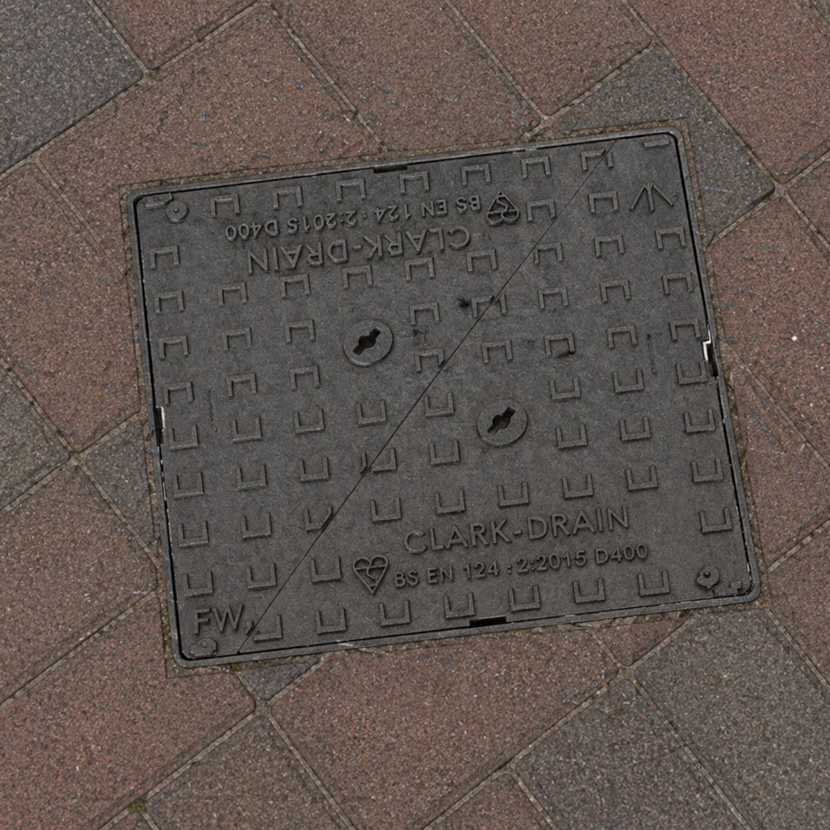 675 x 675mm Double Triangular Ductile Iron Manhole Cover and Frame D400