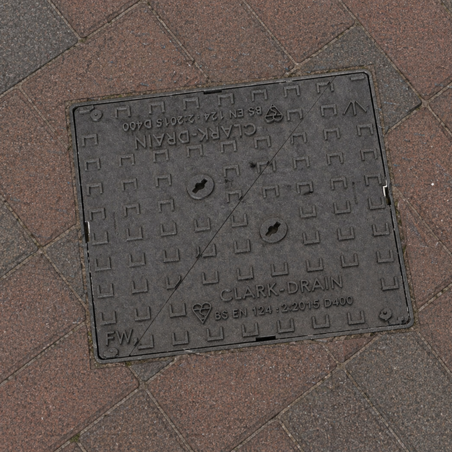 675 x 675mm Double Triangular Ductile Iron Manhole Cover and Frame D400