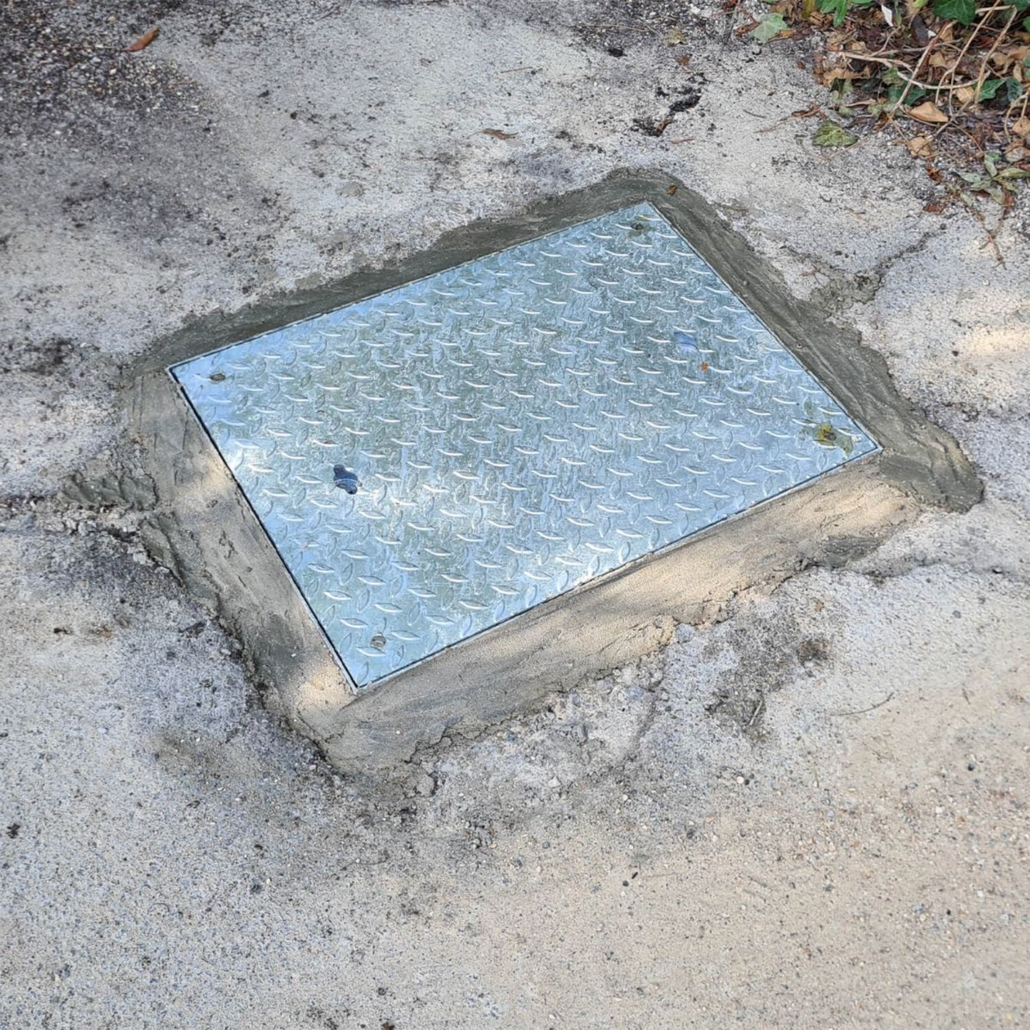 300 x 300mm Sealed & Locking Solid Top Manhole Cover