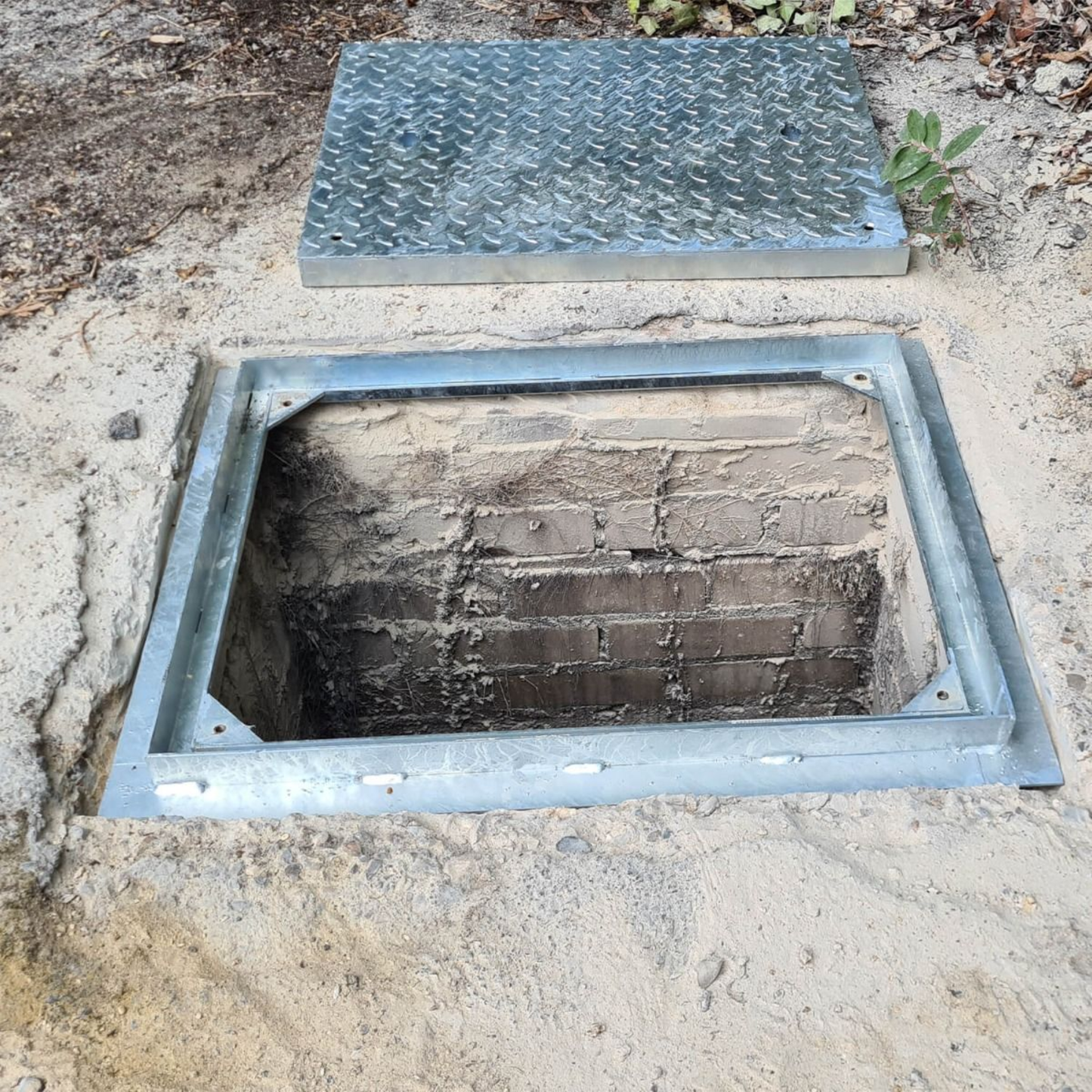 300 x 300mm Sealed & Locking Solid Top Manhole Cover