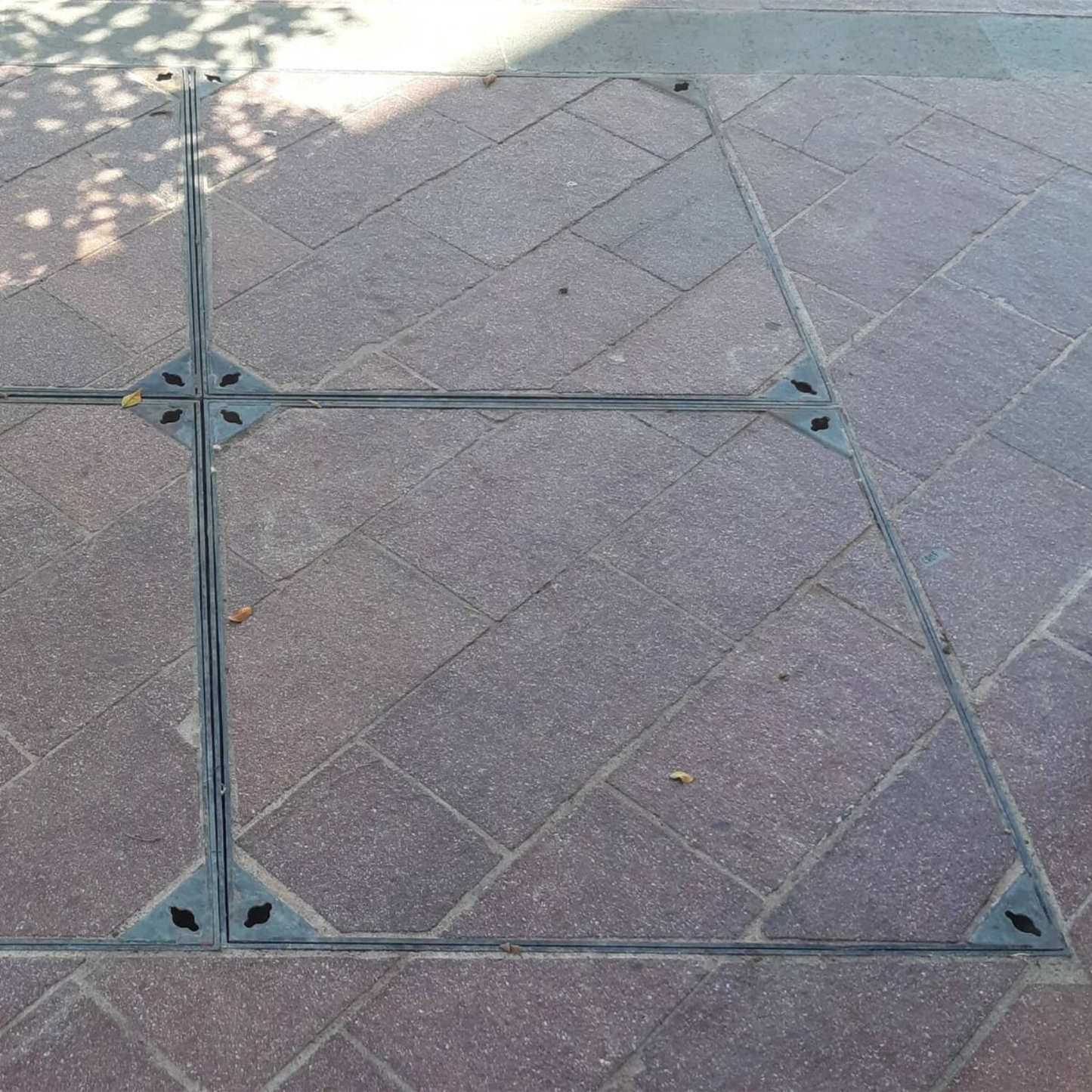 300 x 300mm Block Paving Recessed Manhole Cover 10 Tonne, 100mm Tray
