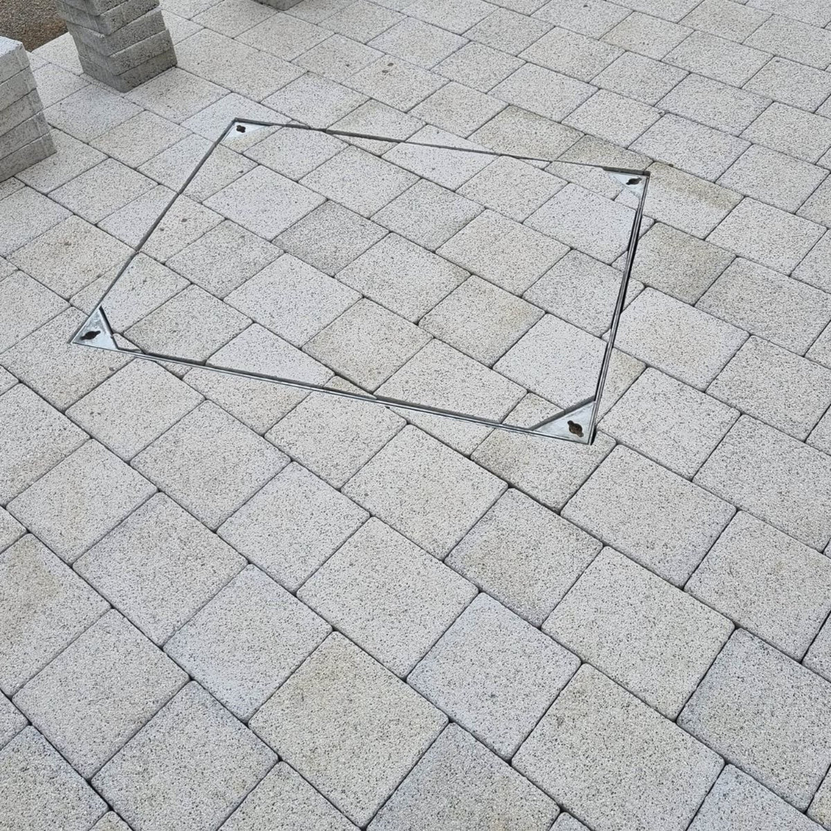 300 x 300mm Block Paving Recessed Manhole Cover 10 Tonne, 60mm Tray